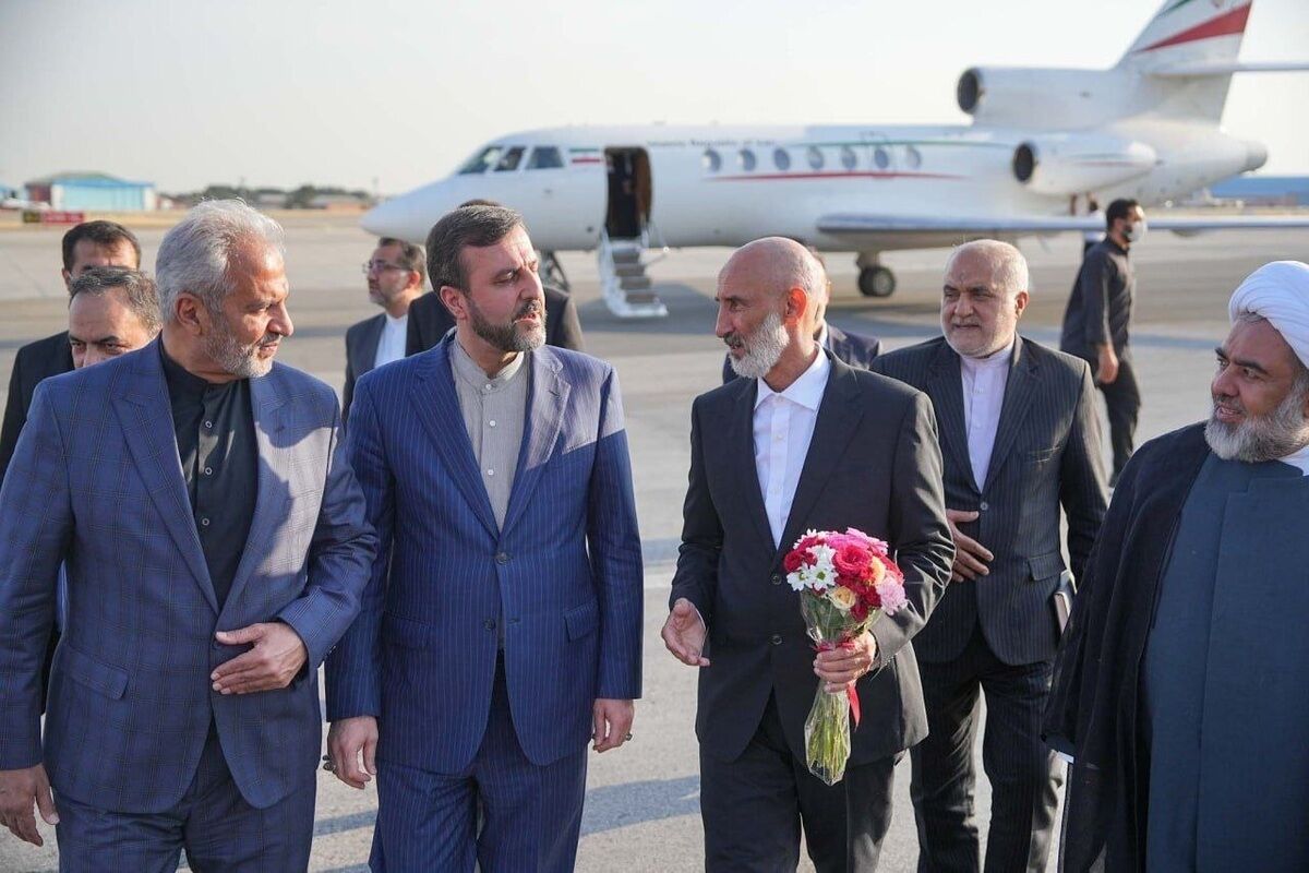 تصویری از مادر حمید نوری در فرودگاه در استقبال از فرزندش+عکس
