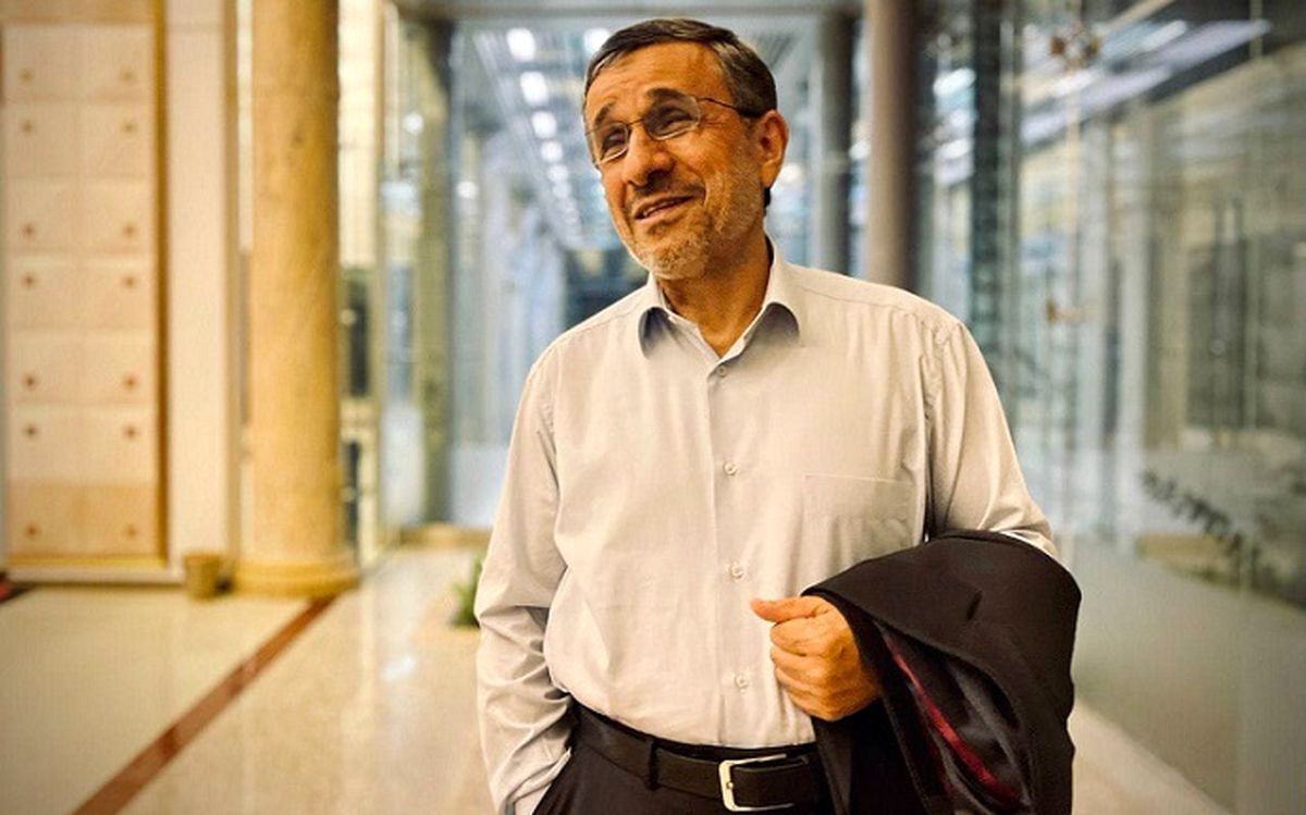 ژست خاص محمود احمدی‌نژاد بعد از پس گرفتن پاسپورتش برای سفر به گواتمالا+ تصویر