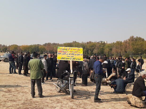 اعتراض شدید‌اللحن روزنامه اصلاح‌طلب به کشاورزان اصفهانی؛ گیرم جلوی با مذاکره جلوی دشمن را گرفتیم با دوست که دشمنی می‌کند چه کنیم؟