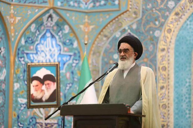 امام‌جمعه قم:  آمریکا گزینه‌ای جز مذاکره با ایران ندارد؛  رسانه‌‌های دشمنان با انتشار اخبار ضدونقیض، افکار عمومی را سردرگم می‌کنند،  همگان باید گوش به فرمان رهبری باشند