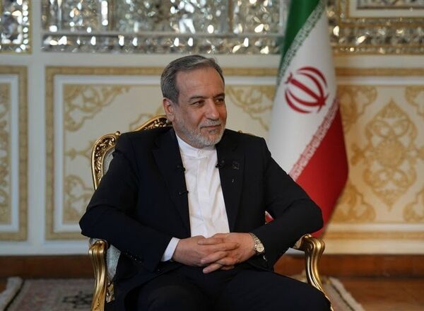 عراقچی به وزیر خارجه انگلیس: همکاری با متجاوزان به بهانه قراردادهای دفاعی پیشین غیرقابل‌قبول است/ اد میلیبند: ما بخشی از جنگ با ایران نیستیم