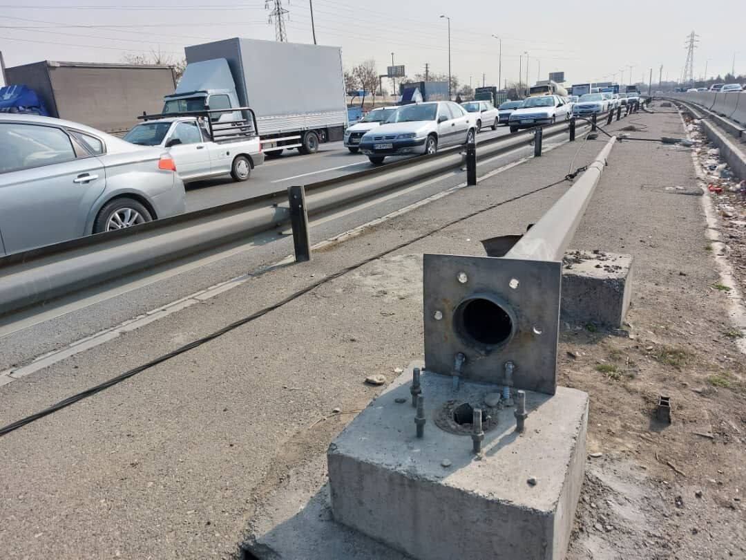 سقوط پنج تیر چراغ برق در بزرگراه آزادگان تهران