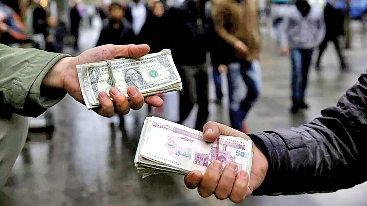اعتراف کیهان به بدبینی مردم به دولت؛ مردم می‌گویند برای تامین کسری بودجه، قیمت دلار بالا رفته
