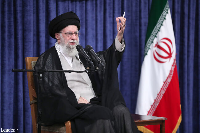 معنای نوشته روی انگشتر رهبر انقلاب که در دیدار دیروز با مسئولان قوه قضائیه بر دست داشتند + عکس