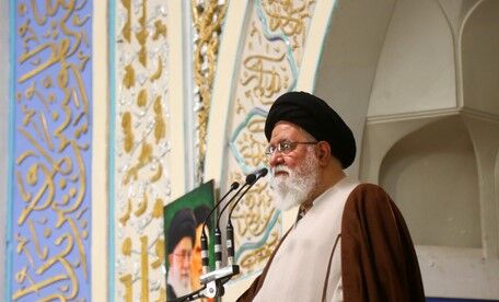 آقای علم‌الهدی! نه شما و نه دامادتان مثل میرزای شیرازی نیستید!