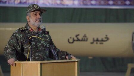 «خیبرشکن»سوخت جامد در فاز فرود دارای مانورپذیری برای عبور از سپر موشکی است