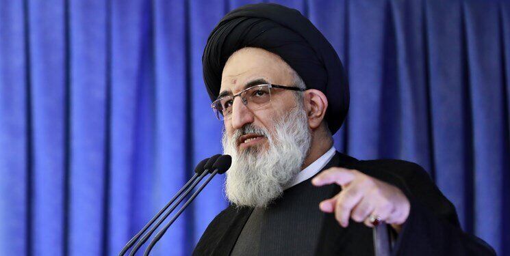 برخی مسوولان قبلی در مسیر شبکه‌های معاند، وقیحانه از سازش با غرب سخن می‌گویند