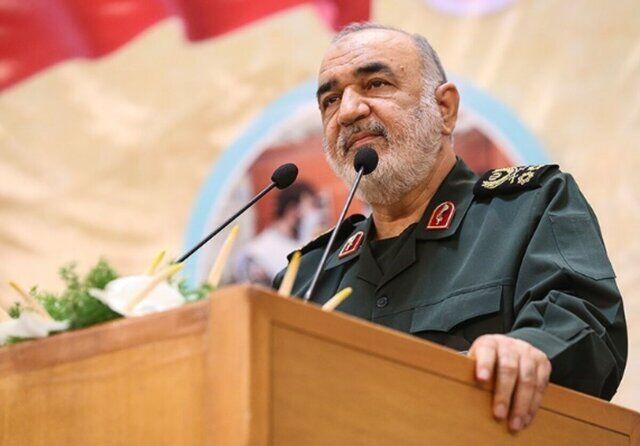 
سرلشکر سلامی: دشمنی که زیر سایه تهدید می‌خواهد مذاکره کند، ملت ایران را نشناخته است
