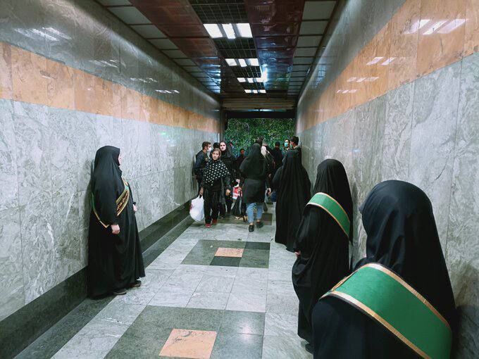 زمانی که صدها خلاف درشت و آشکار مانند چای دبش می‌شود، تعزیر زنان به خاطر حجاب چه کمکی به اصلاح جامعه می‌کند؟