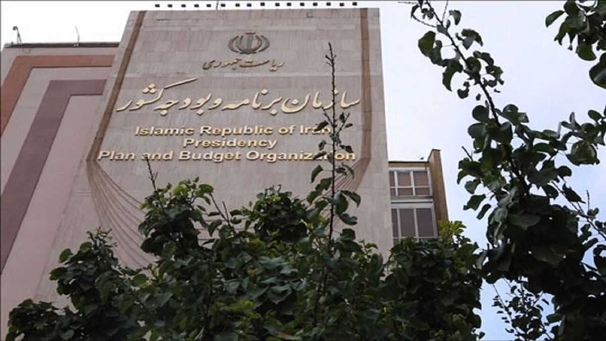 
عرضه بسته معیشتی به اقشار کم‌درآمد آغاز شد/ استخدام ۲۸ هزار معلم در دستور کار دولت
