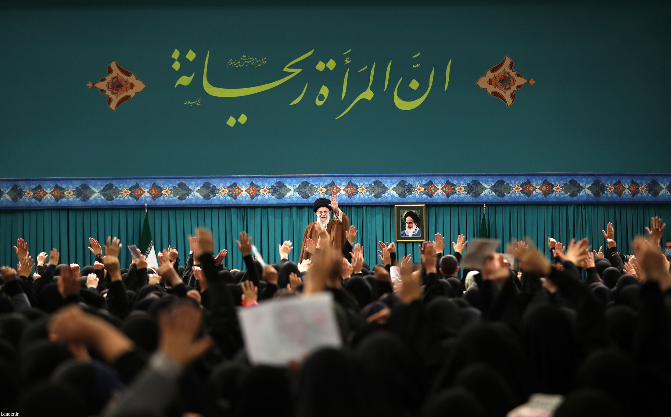 این زنان با پوشش خاص به دیدار رهبر انقلاب رفتند + عکس