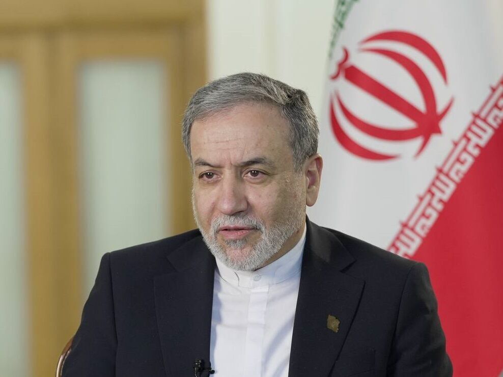 عراقچی: امیدوار و مطمئن هستم که این دوران را می‌گذرانیم/ اگر ناوها را دور و بر چیدند، بگویی چه می‌خواهی بدهم، او زور خود را اعمال می‌کند؛ ترسیدن در این شرایط سم مهلک است