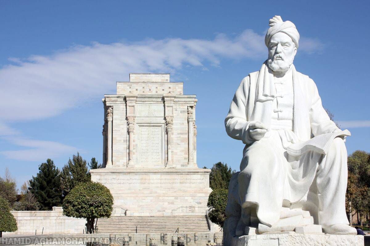 تحلیل نقش فردوسی و شاهنامه در تقویت حافظه فرهنگی و تداوم هویت ملی
