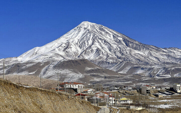 تصویری تلخ از قله دماوند در میان حجم انبوه آلودگی هوا در تهران + عکس