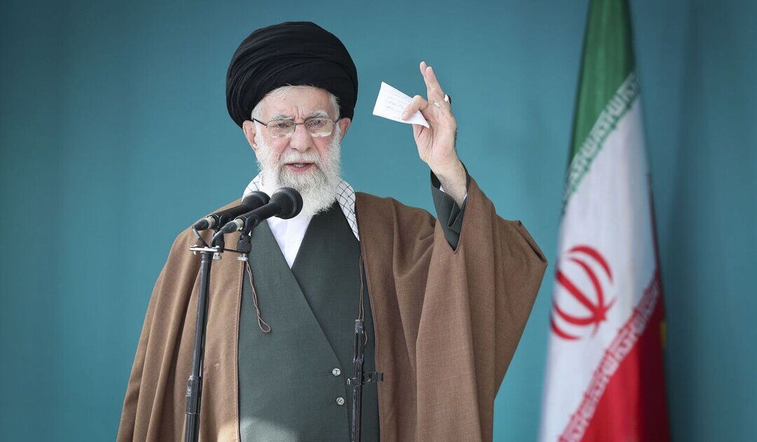 تصویری از سلام نظامی رهبر انقلاب به دانش‌آموزان و دانشجویان +‌عکس