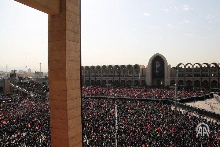 انتقال پیکرهای رهبر شهید و خانواده ایشان به جایگاه/ پیکر رهبر شهید و خانواده‌شان بر روی دستان مردم+ عکس 