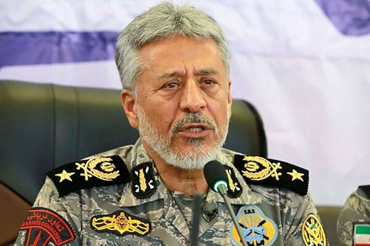 دریادار سیاری، معاون هماهنگ کننده ارتش: نیرو‌های مسلح ما چنان قوی هستند که دشمن می‌داند با پیاده کردن نیرو در سواحل ایران، به جهنمی وارد می‌شود که راه خروج از آن را نخواهد داشت/ مگر ۹۰ میلیون ایرانی مرده باشند که دشمن در خاک ما نیرو پیاده کند