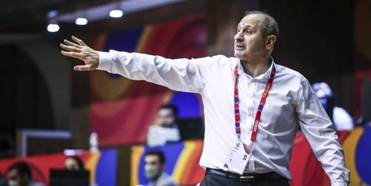 گفتم به خاطر درگیر نشدن ذهن بازیکنان انتخابات عقب بیفتد، اما قبول نکردند