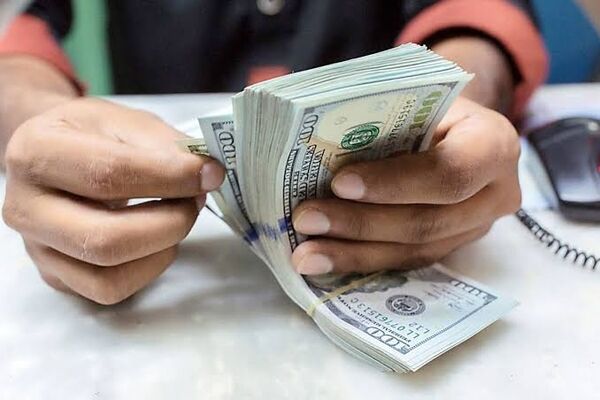 پیش ‌بینی قیمت دلار فردا چهارشنبه ۶ آبان ۱۴۰۵ / سردرگمی دلار همچنان ادامه دارد