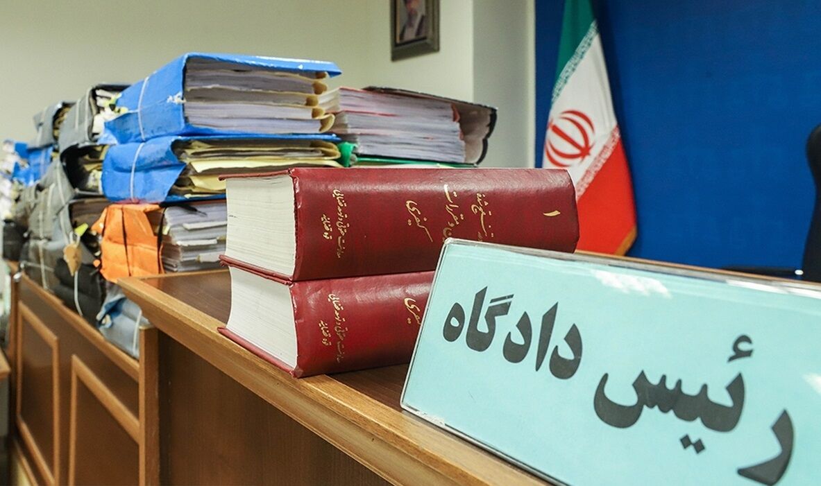 تبرئه پسری که به خاطر تشابه اسمی به جرم فروش مشروب مرگ‌آور دستگیر شد