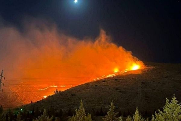 آتش‌سوزی گسترده در ارتفاعات دراک شیراز/ آتش‌نشانان در حال مهار حریق