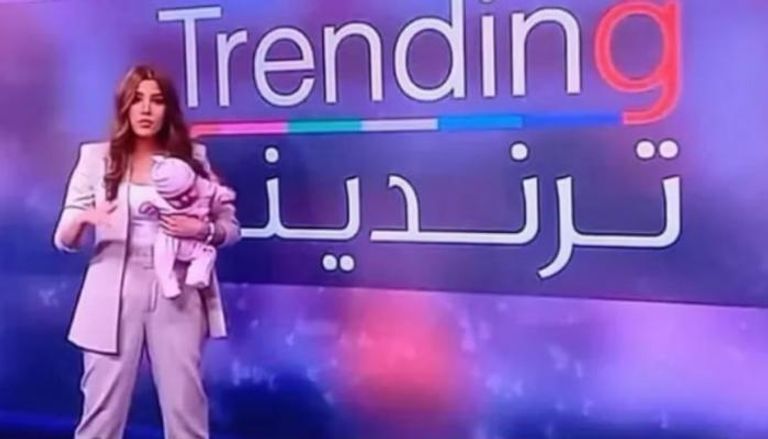مجری بی‌بی‌سی با نوزادش در پخش مستقیم برنامه حاضر شد + عکس