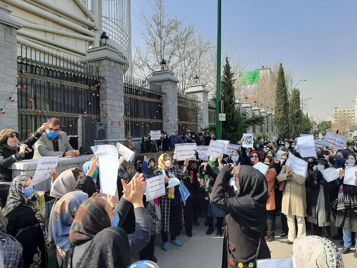 تجمع معلمان بازنشسته مقابل مجلس 
